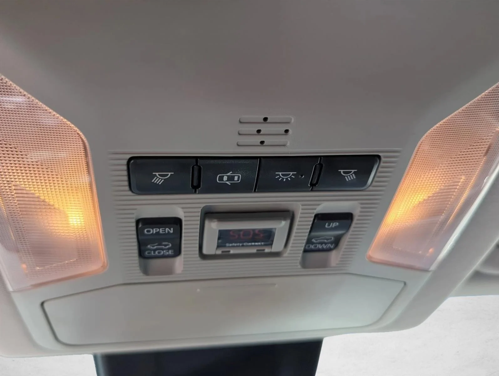 Used 2019 Super White Toyota XLE Premium image 24