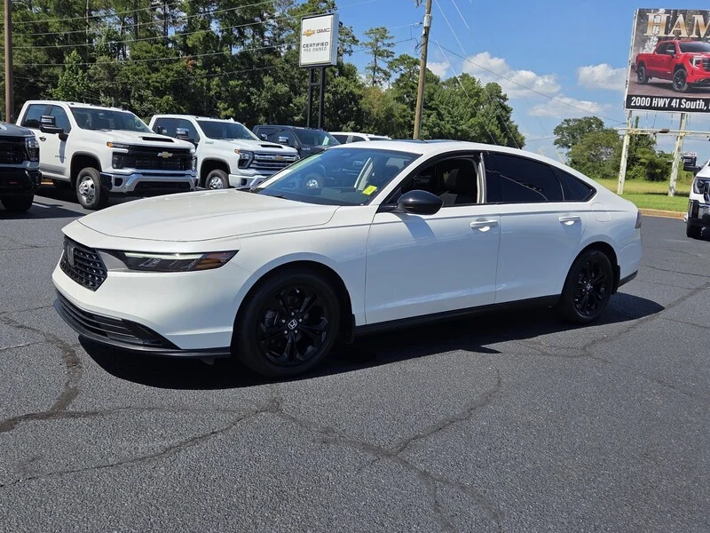 Used 2025 Platinum White Pearl Honda SE image 3