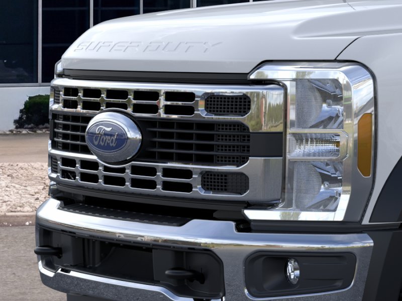 New 2025 Oxford White Ford F-550® XL image 80