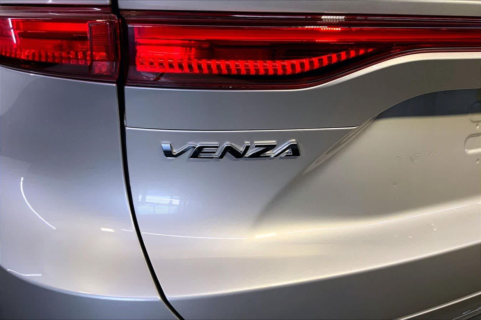 Used 2022 Titanium Glow Toyota XLE image 10