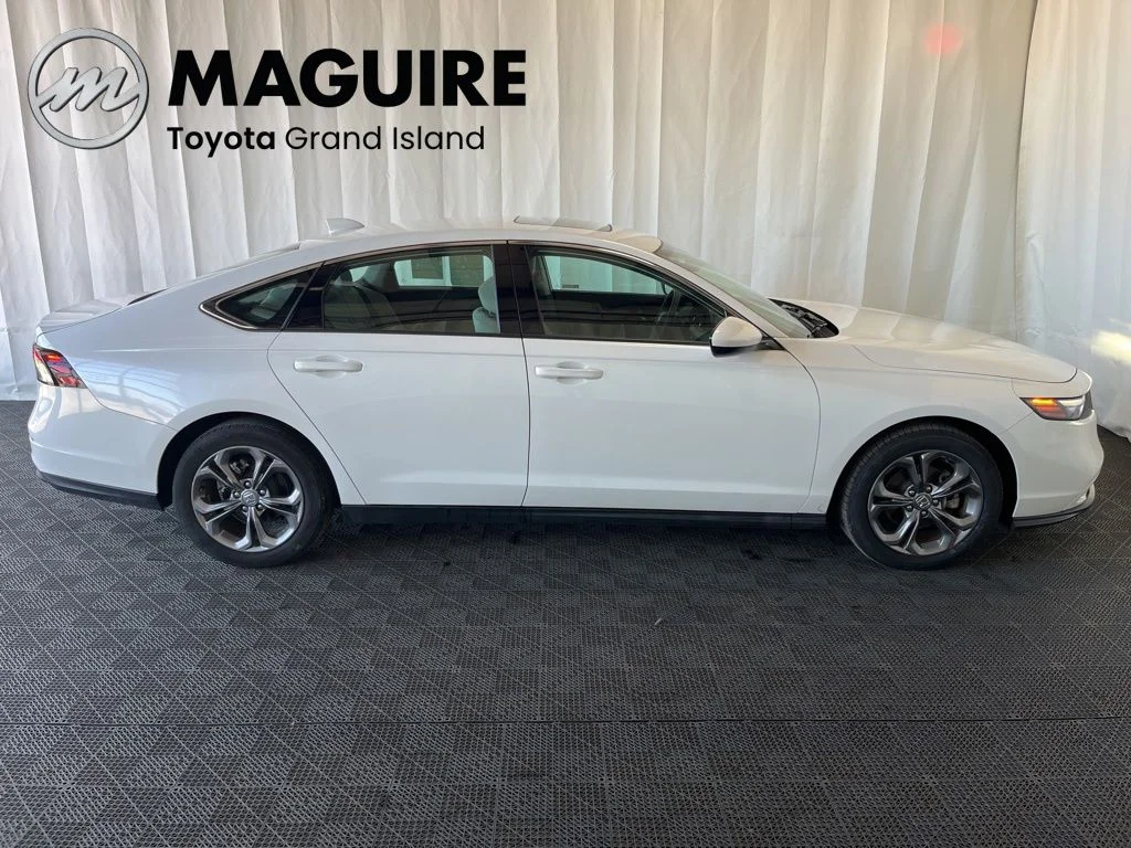 Used 2023 White Honda EX image 2
