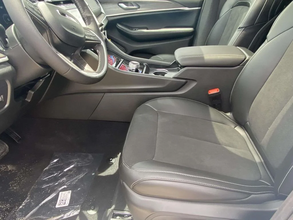 New 2026 Bright White Clear-Coat Exterior Paint Jeep Laredo Altitude image 13