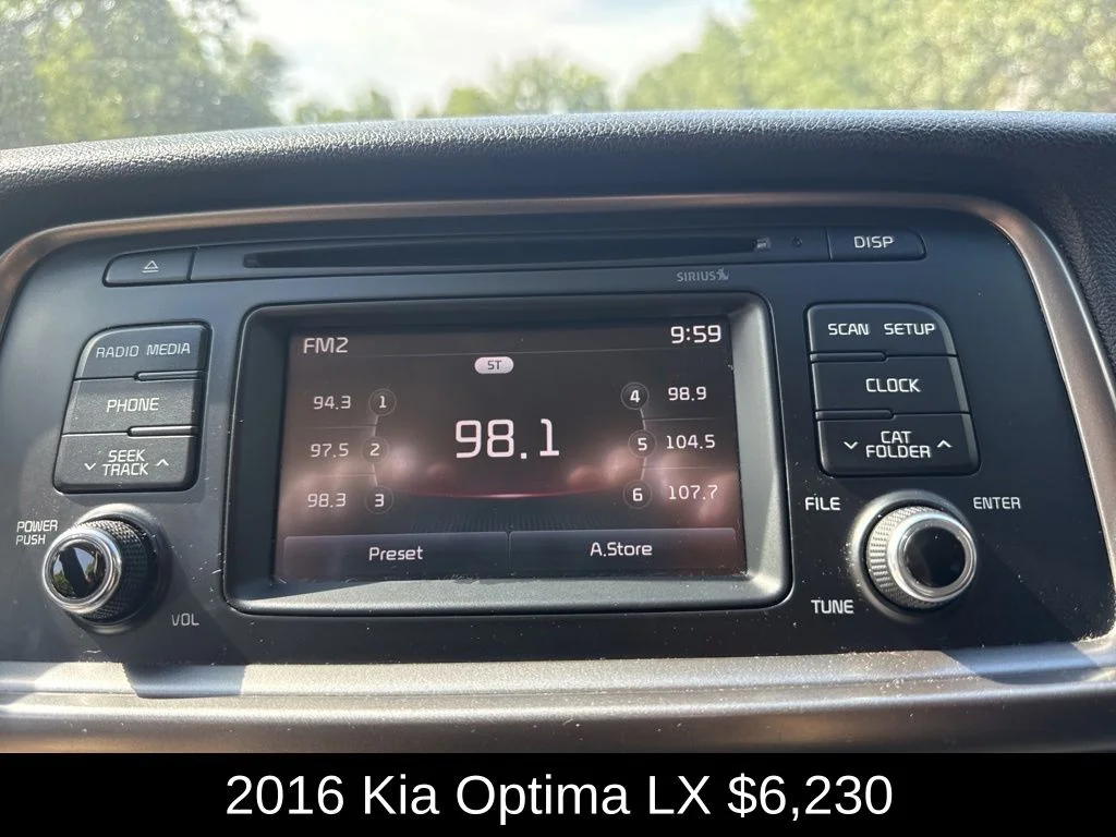 Used 2016 White Kia LX image 22