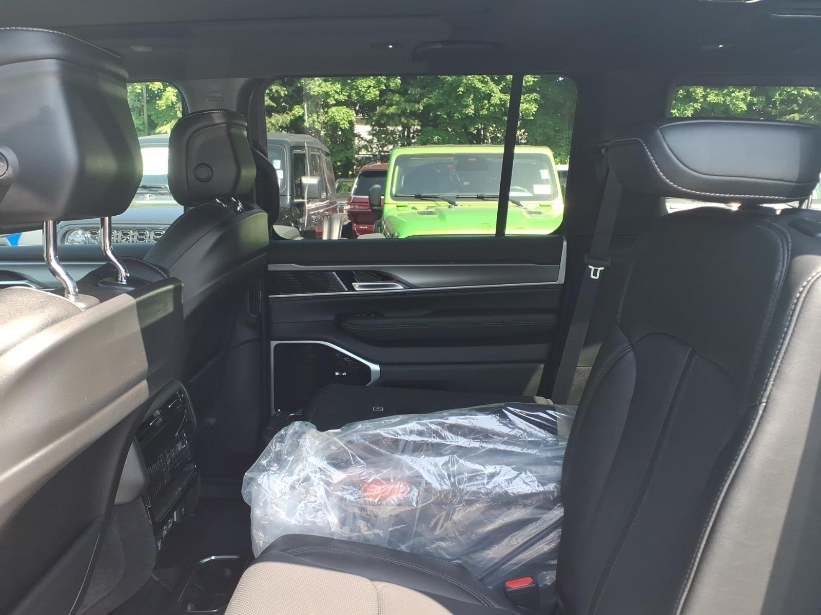 New 2026 Bright White Clear-Coat Exterior Paint Jeep Limited Altitude image 8