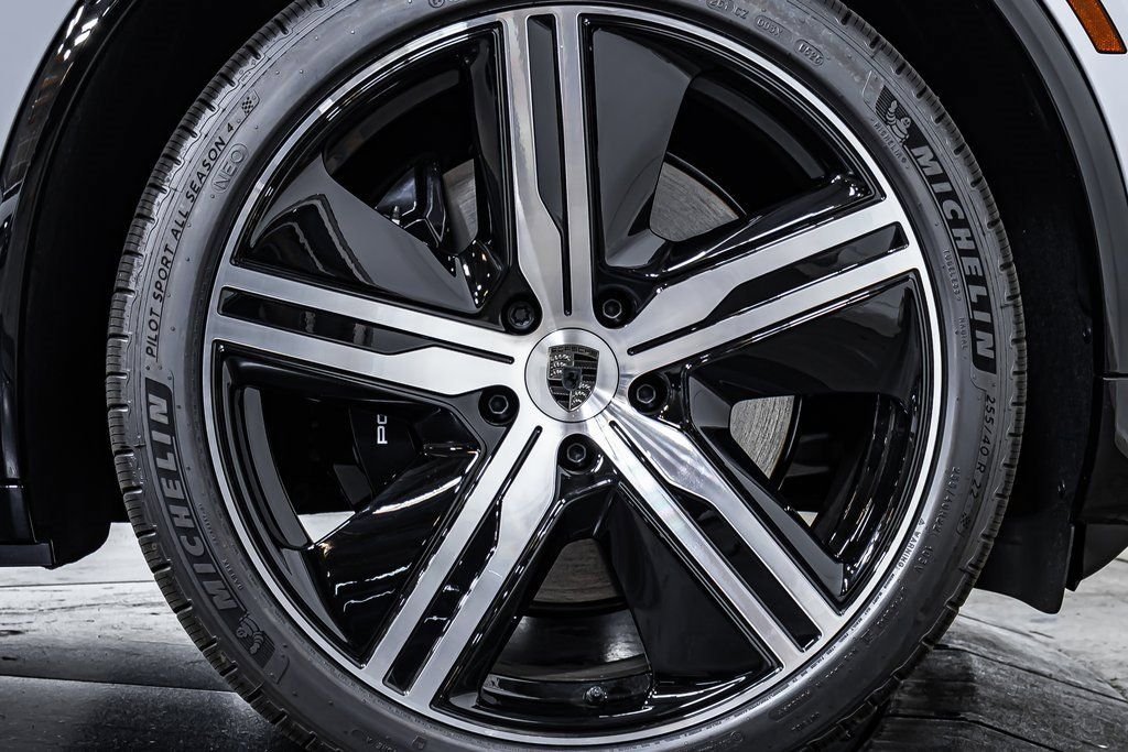 2025 Porsche Macan Turbo Electric - Photo 22