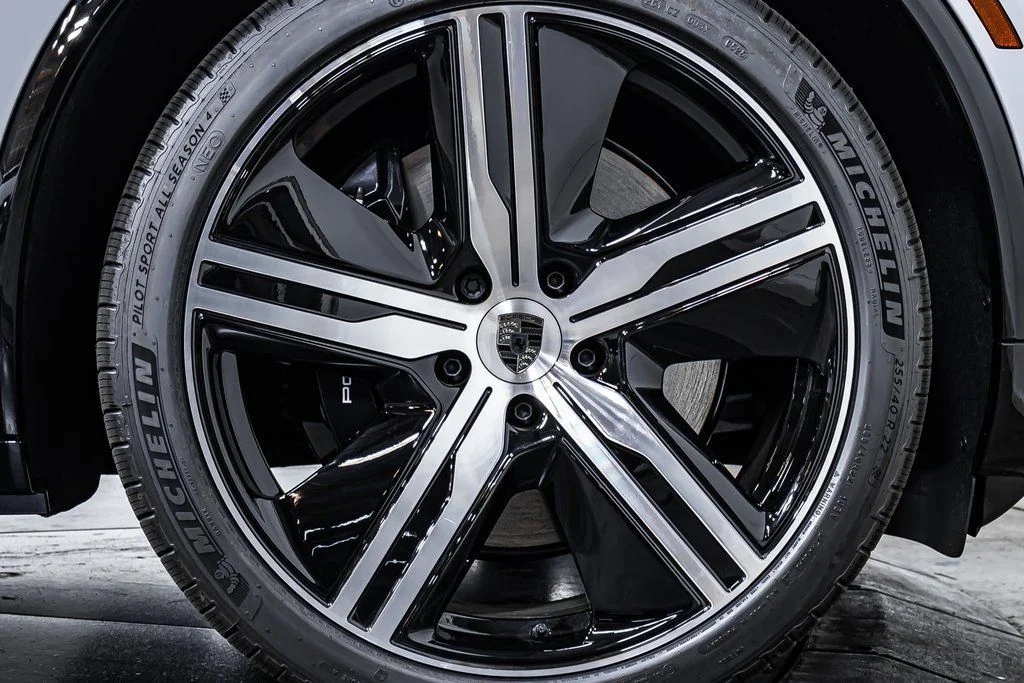 2025 Porsche Macan Turbo Electric - Photo 22