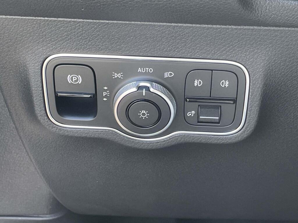 New 2026 Polar White Mercedes-Benz GLB 250 image 30