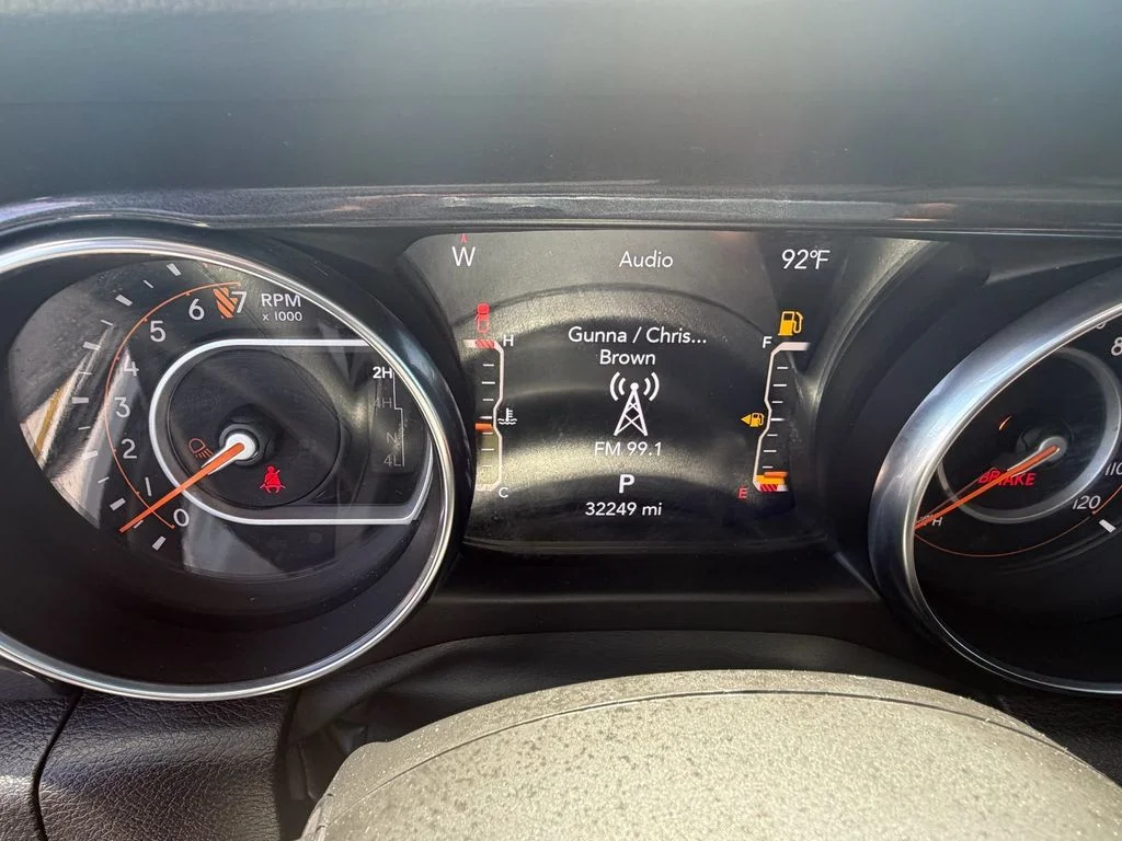Used 2022 White Jeep Altitude image 21