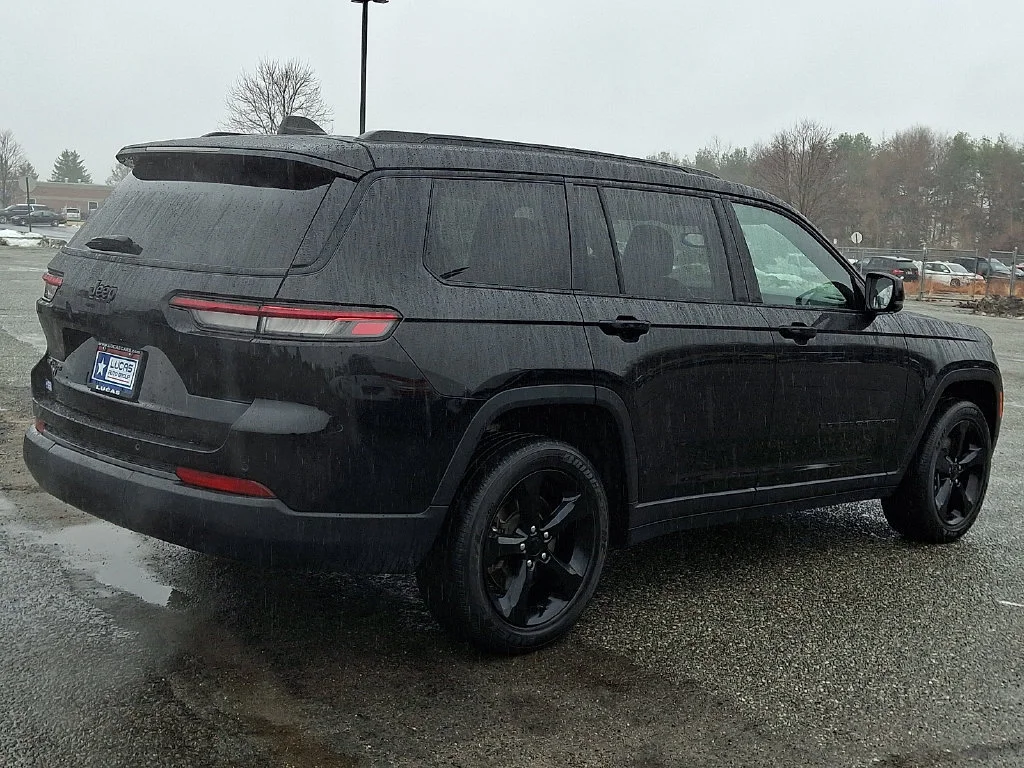 Used 2023 Diamond Black Crystal Pearlcoat Jeep Altitude image 12