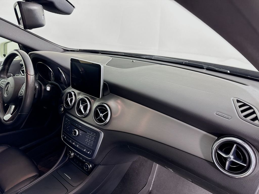 Used 2016 White Mercedes-Benz GLA 250 image 31