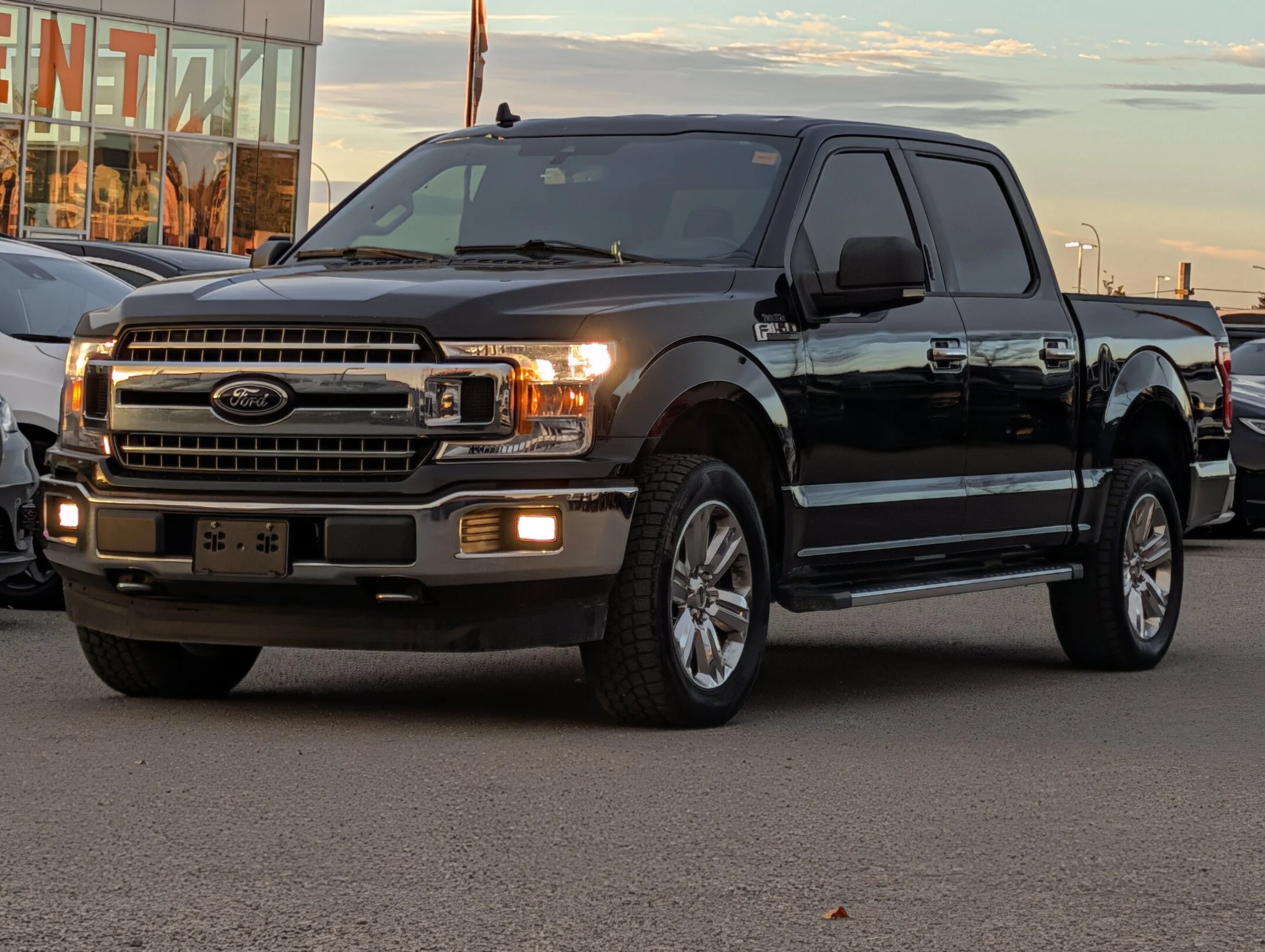 Used 2020 Black Ford XLT - 302A Pkg - 5.0L V-8 - Rear View Camera - XL 4WD SuperCrew 5.5 Box image 4