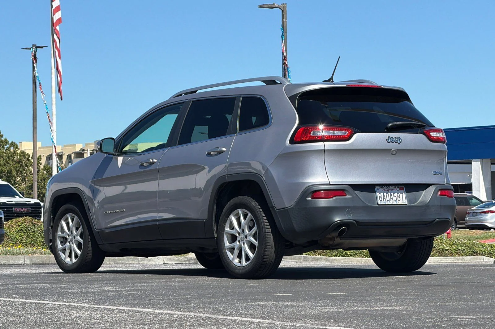 Used 2018 Silver Jeep Latitude image 6