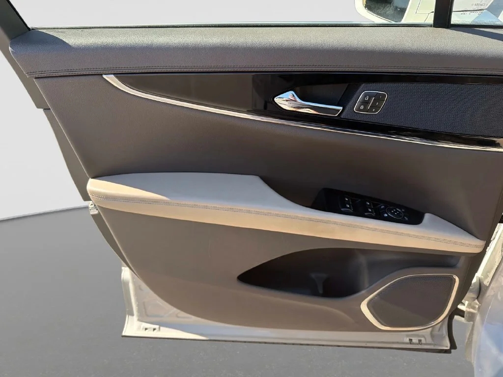 Used 2023 White Lincoln Standard image 18