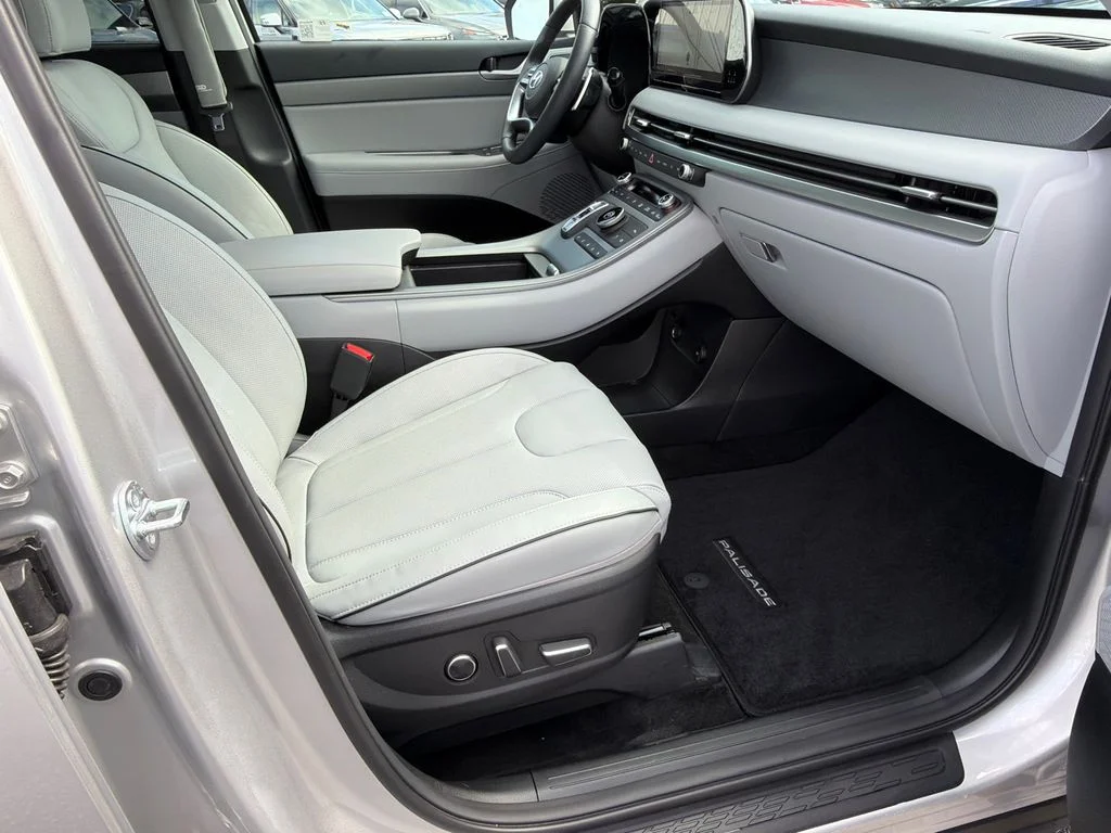 Used 2025 Silver Hyundai SEL Premium image 13