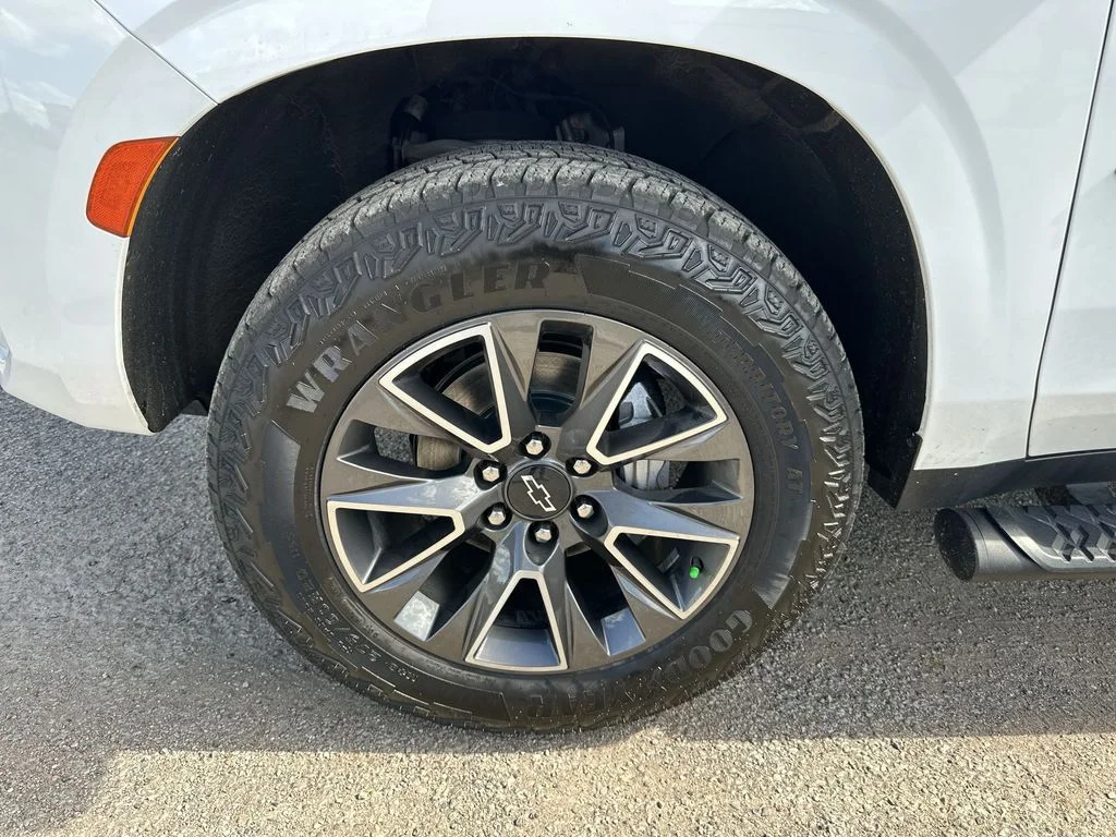 Used 2023 White Chevrolet Z71 image 10
