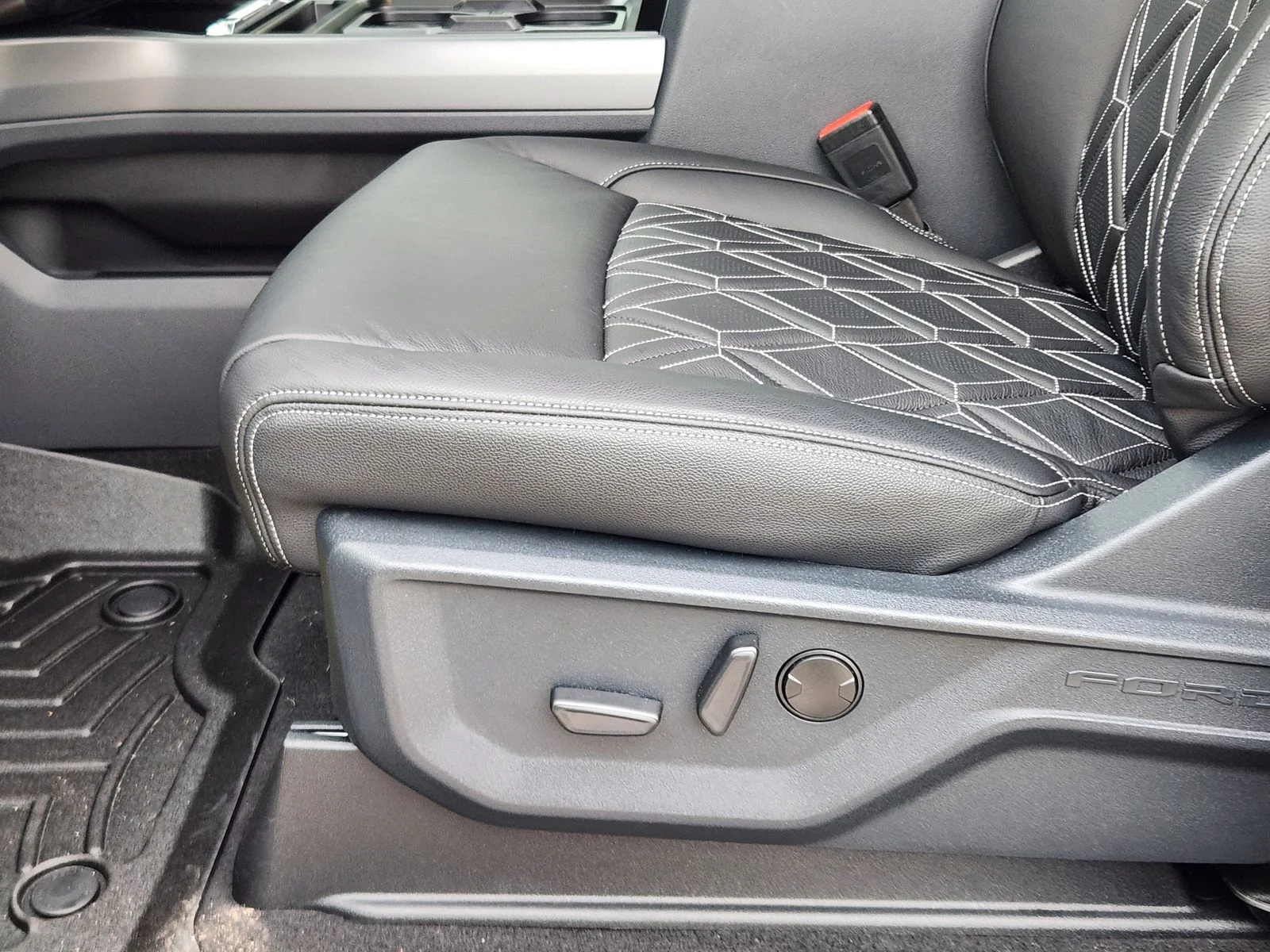 New 2026 Glacier Gray Metallic Tri-Coat Ford F-250® Lariat® image 18