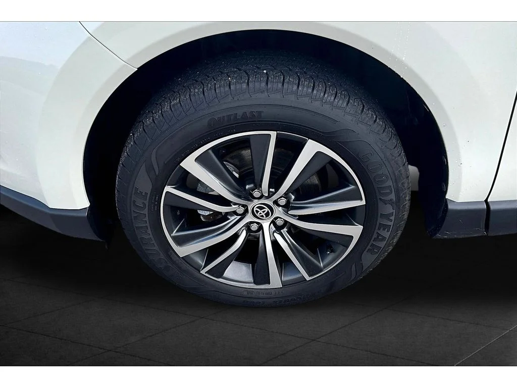Used 2021  Toyota LE image 7