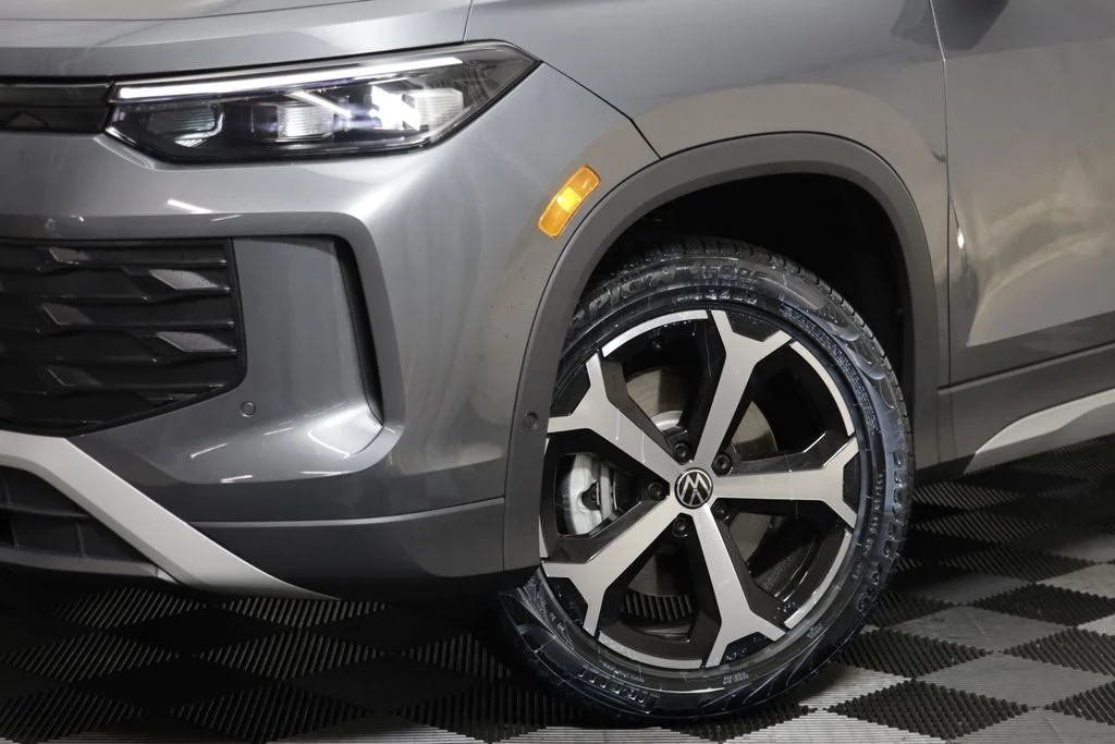 New 2026 Platinum Grey Volkswagen 2.0T SE image 4
