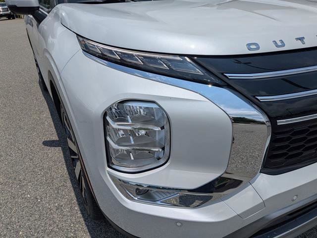 Used 2025 White Diamond Mitsubishi SE image 20