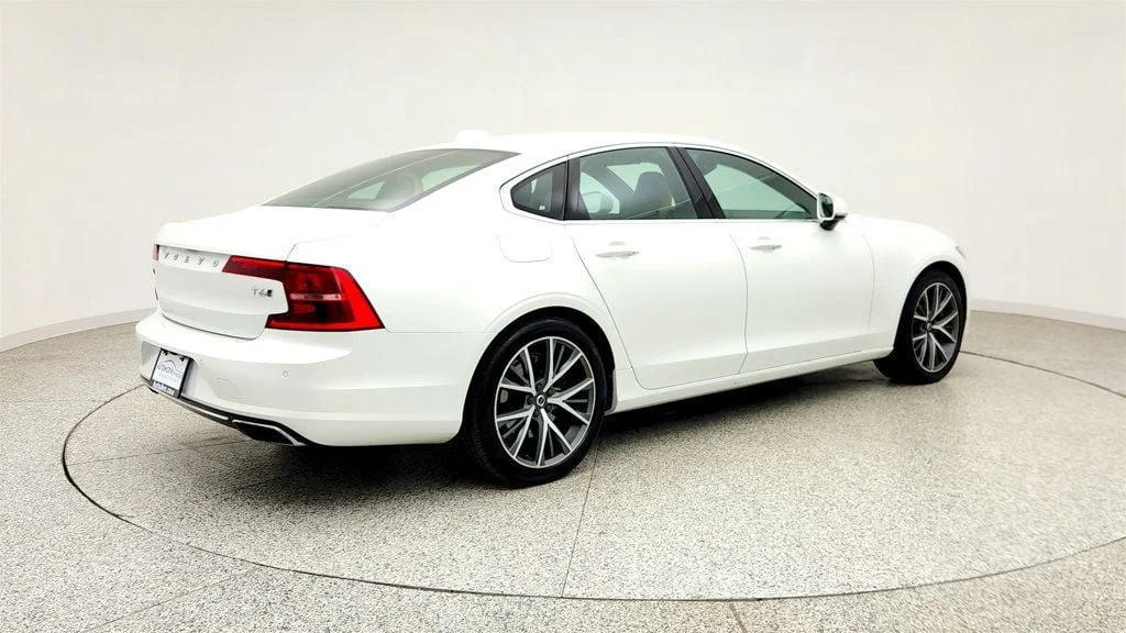 Used 2017 Crystal White Pearl Volvo T6 AWD Momentum w/ Vision & Momentum Plus Package image 5