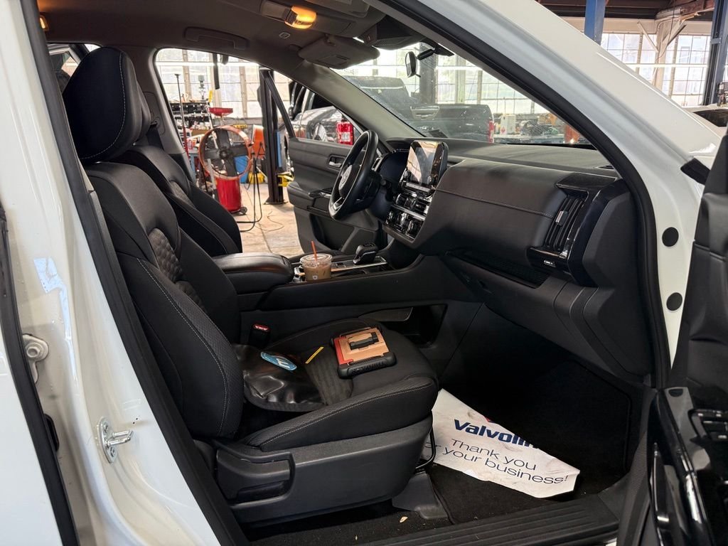 Used 2022 White Nissan S image 10