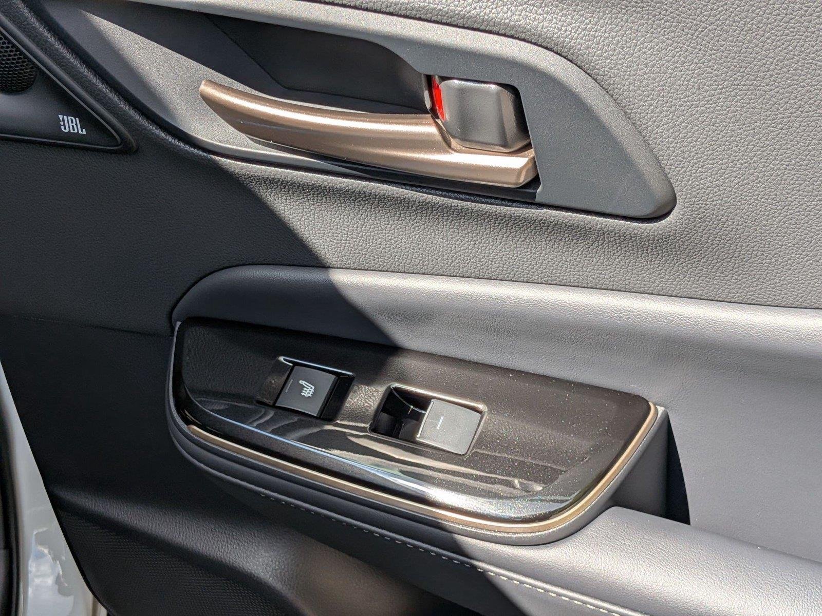 2025 Toyota Crown Signia Limited - Photo 33