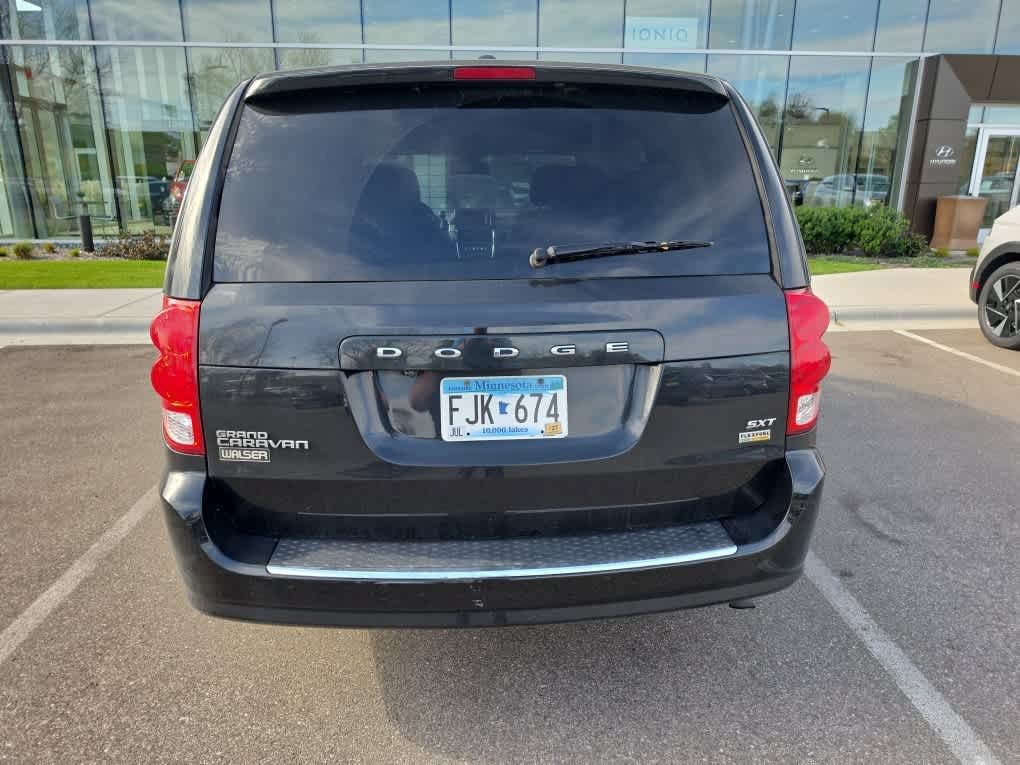 Used 2019 Black Onyx Crystal Pearlcoat Dodge SXT image 5