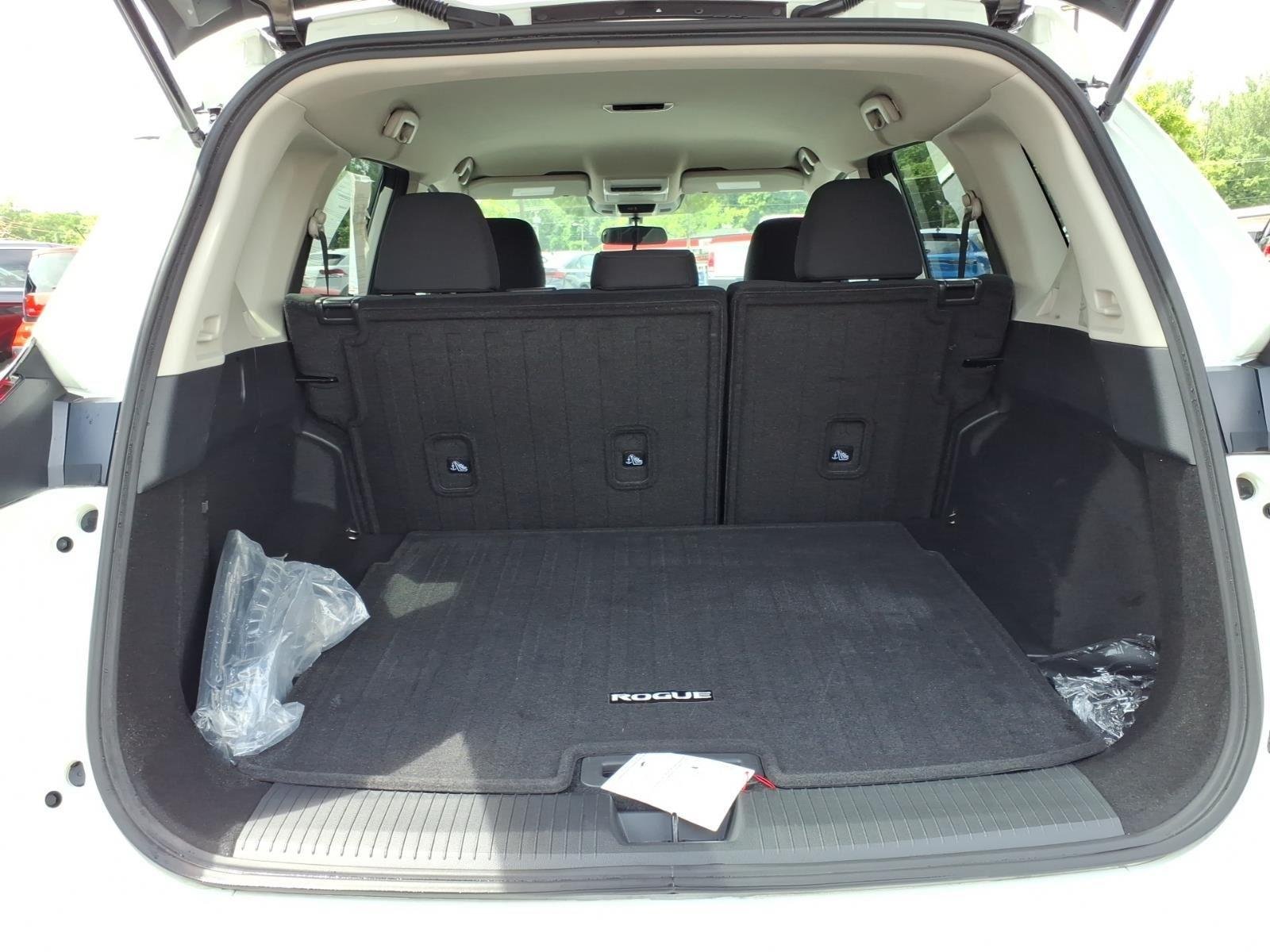 Used 2025 Glacier White Nissan S image 30