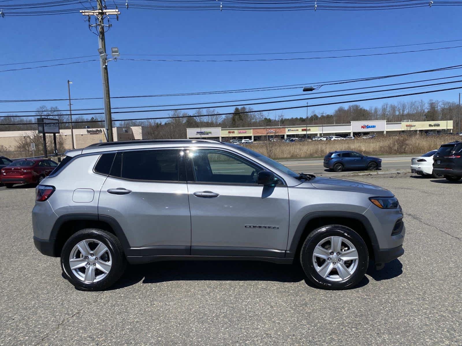 Certified Used 2022 Billet Silver Metallic Clearcoat Jeep Latitude image 2