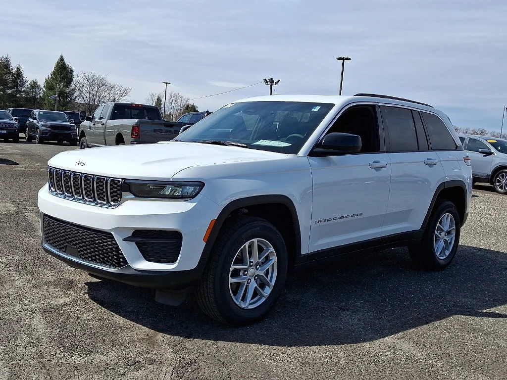 New 2026 Bright White Clear-Coat Exterior Paint Jeep Laredo X image 4