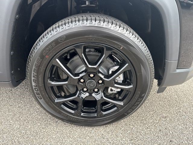 New 2026 Diamond Black Crystal Pearl-Coat Exterior Paint Jeep Latitude image 16