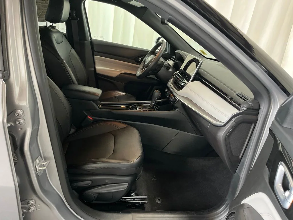 Used 2023 Silver Jeep Limited image 20