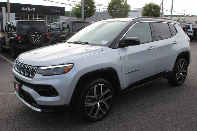 Used 2025 Silver Jeep Limited image 2