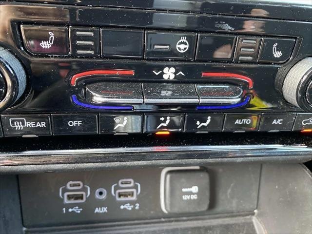 Used 2023 Diamond Black Crystal Pearlcoat Jeep Laredo image 15