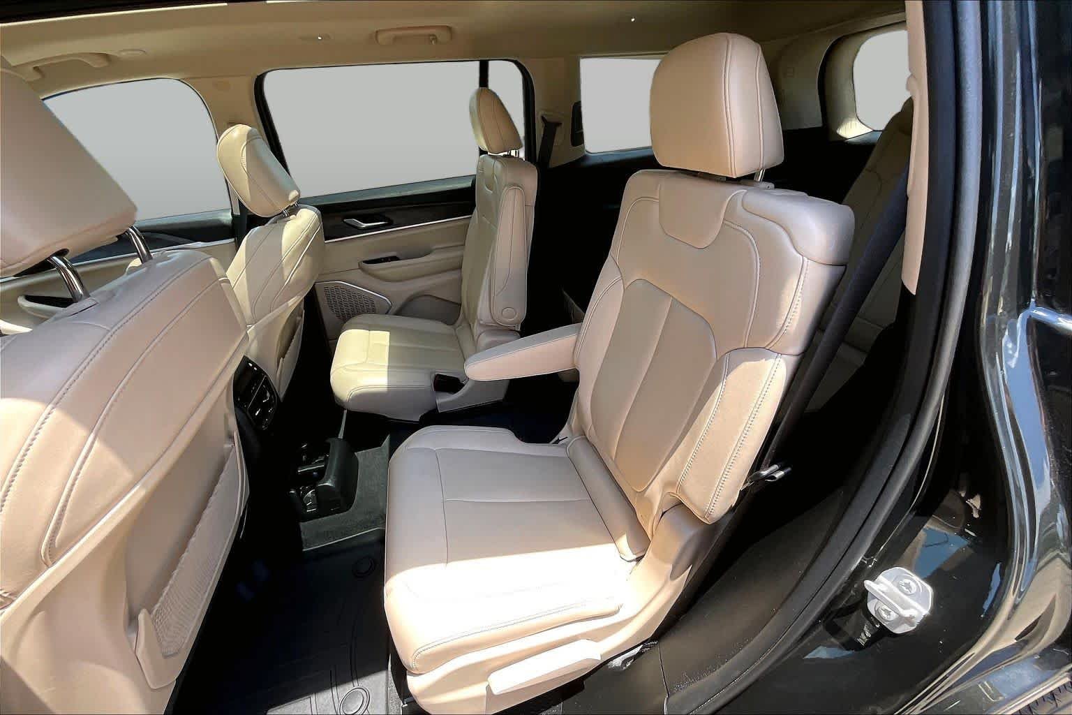 Used 2022 Rocky Mountain Pearlcoat Jeep Limited image 20