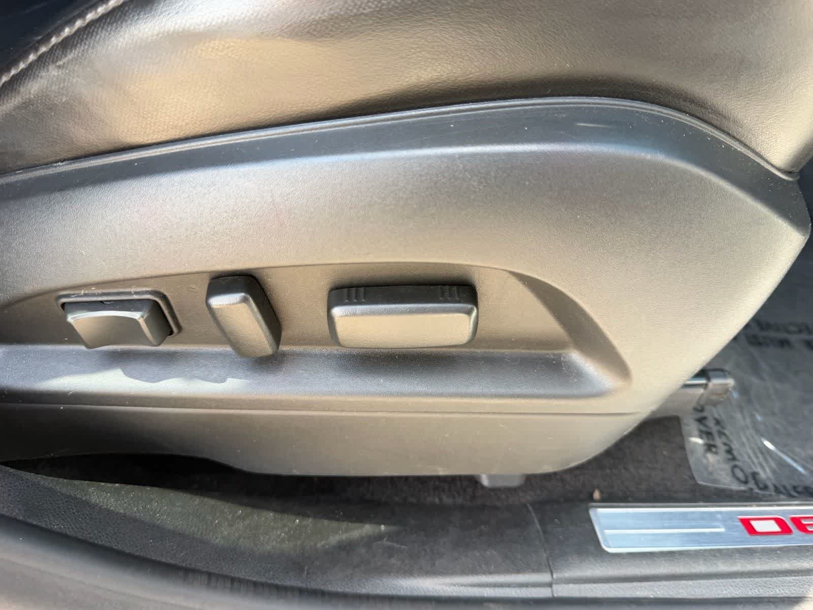 Used 2016 White Frost Tricoat GMC Denali image 15
