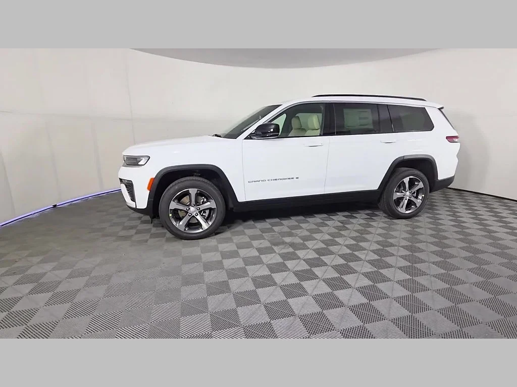 New 2026 Bright White Clear-Coat Exterior Paint Jeep Limited image 35