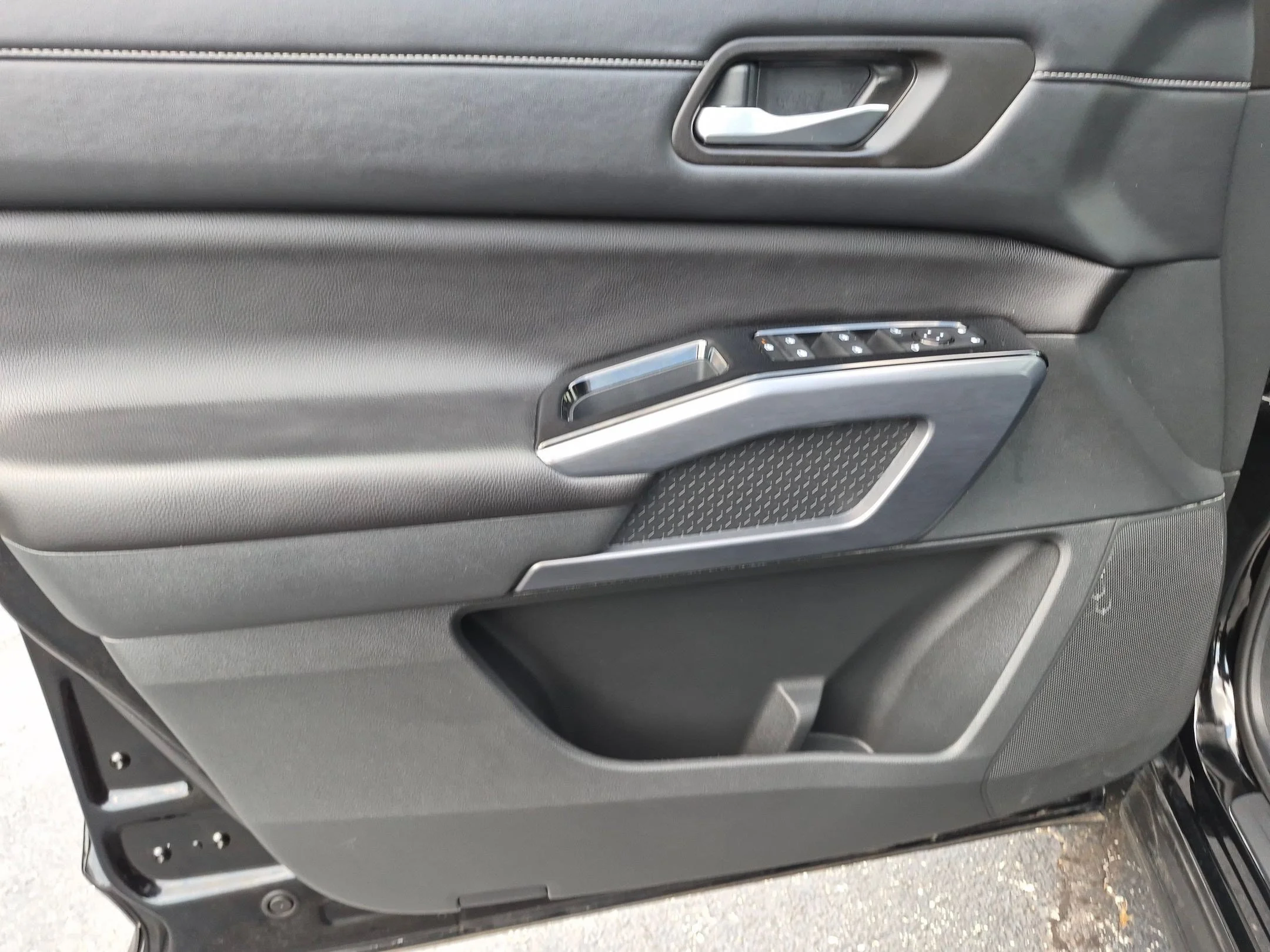 Used 2024 Super Black Nissan SL image 13