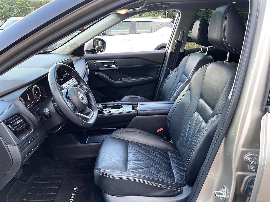 Used 2023 Champagne Silver Metallic Nissan Platinum image 11