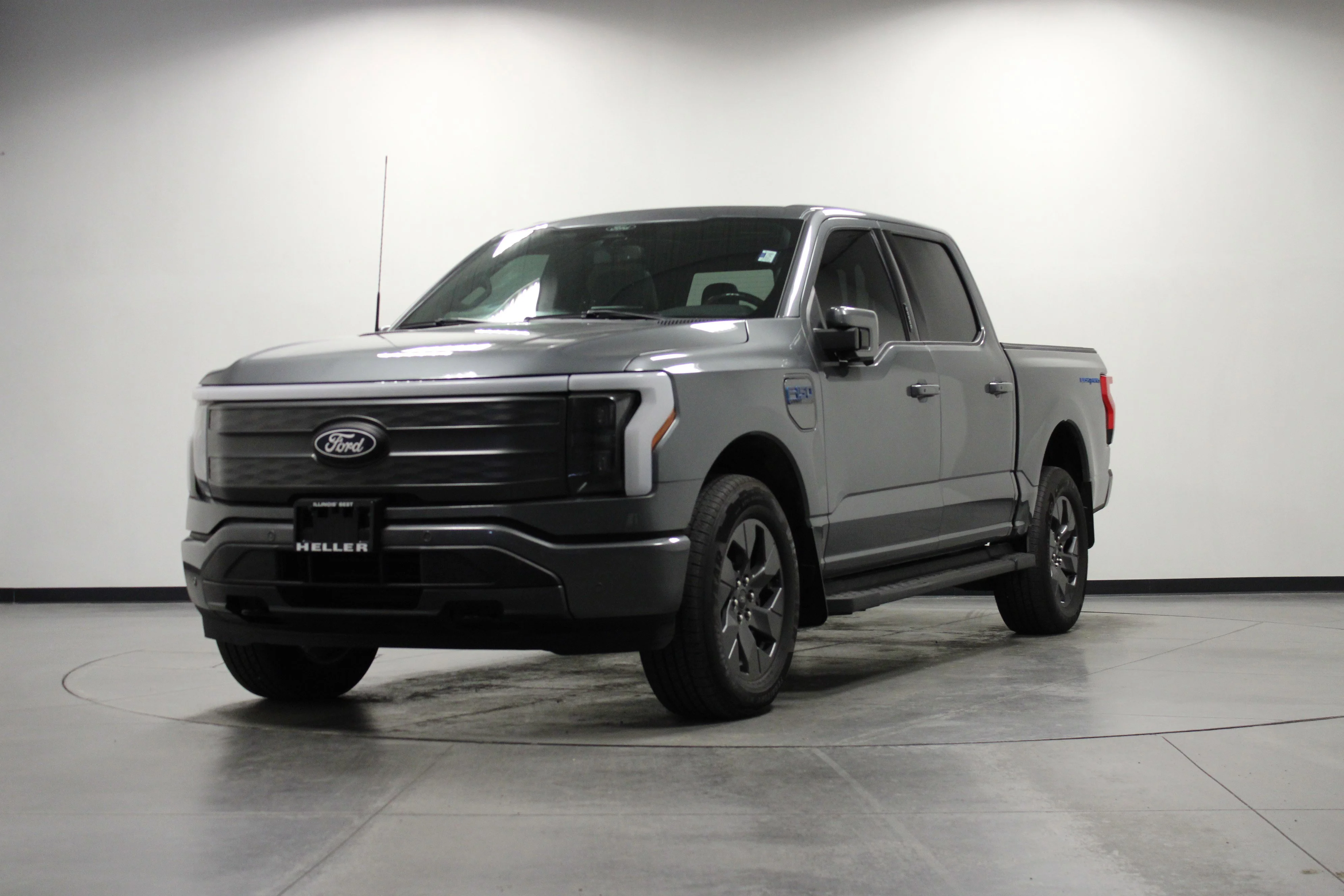 Used 2024 Carbonized Gray Metallic Ford Lariat image 8