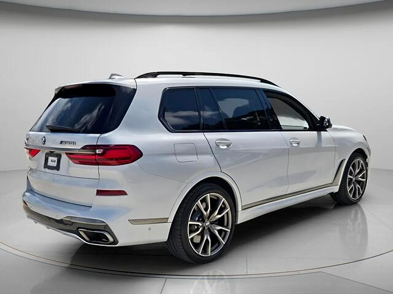 Used 2022 Mineral White Metallic BMW M50i image 6