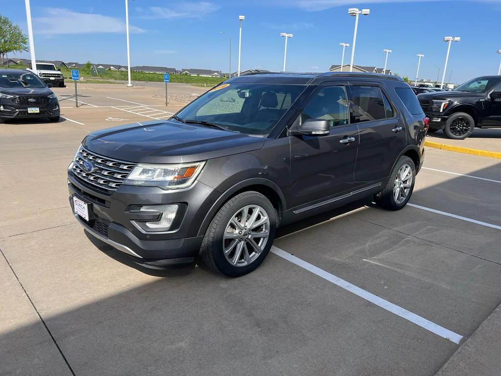 Used 2016 Magnetic Metallic Ford Limited image 4