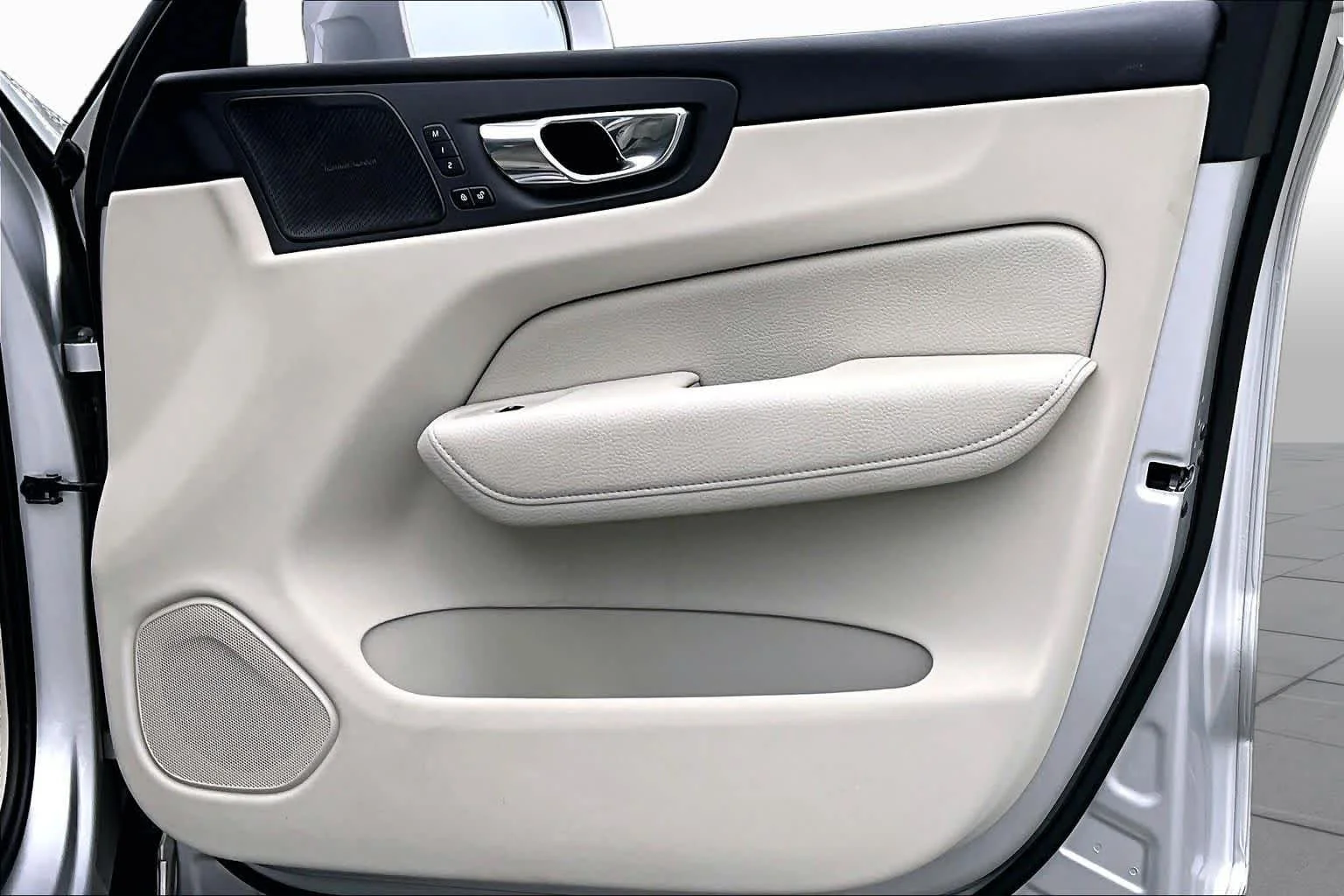 Used 2019 Bright Silver Metallic Volvo Inscription image 23