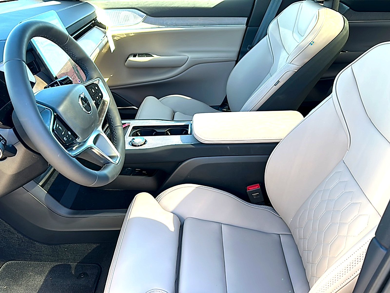 New 2025 Mulberry Red Volvo Ultra image 10