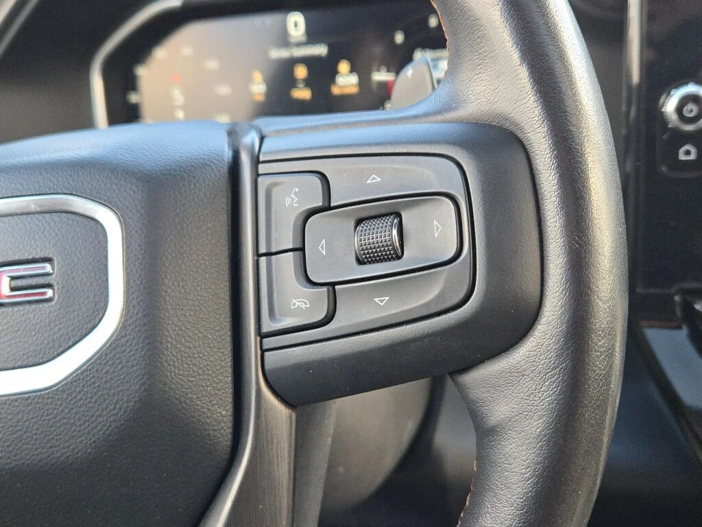 Used 2022 White GMC AT4 image 33