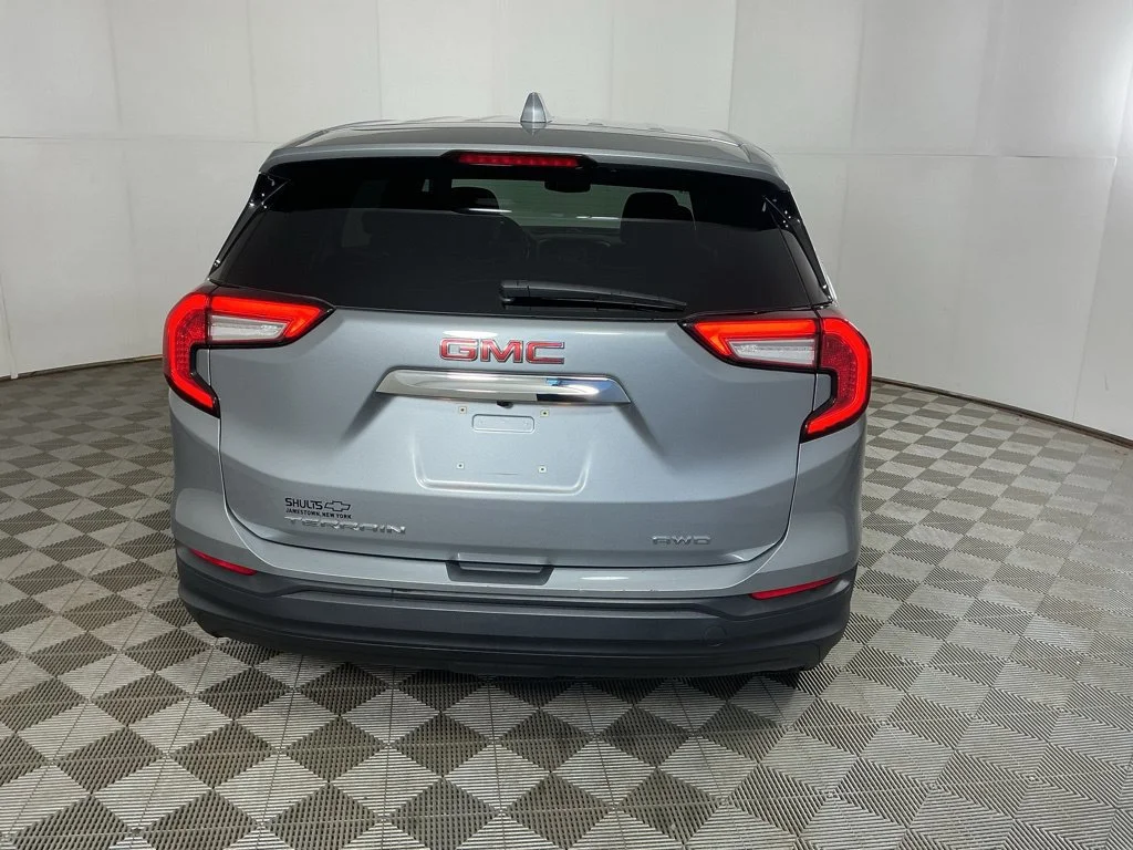 Used 2024 Sterling Metallic GMC SLE image 8