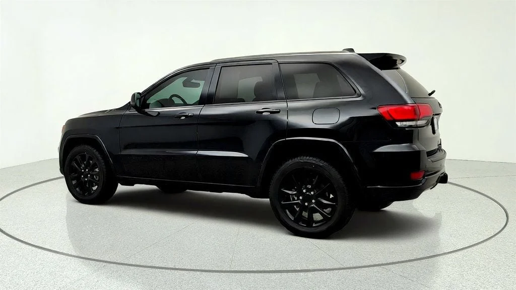 Used 2022 Diamond Black Crystal Pearlcoat Jeep Laredo X 4x2 image 7
