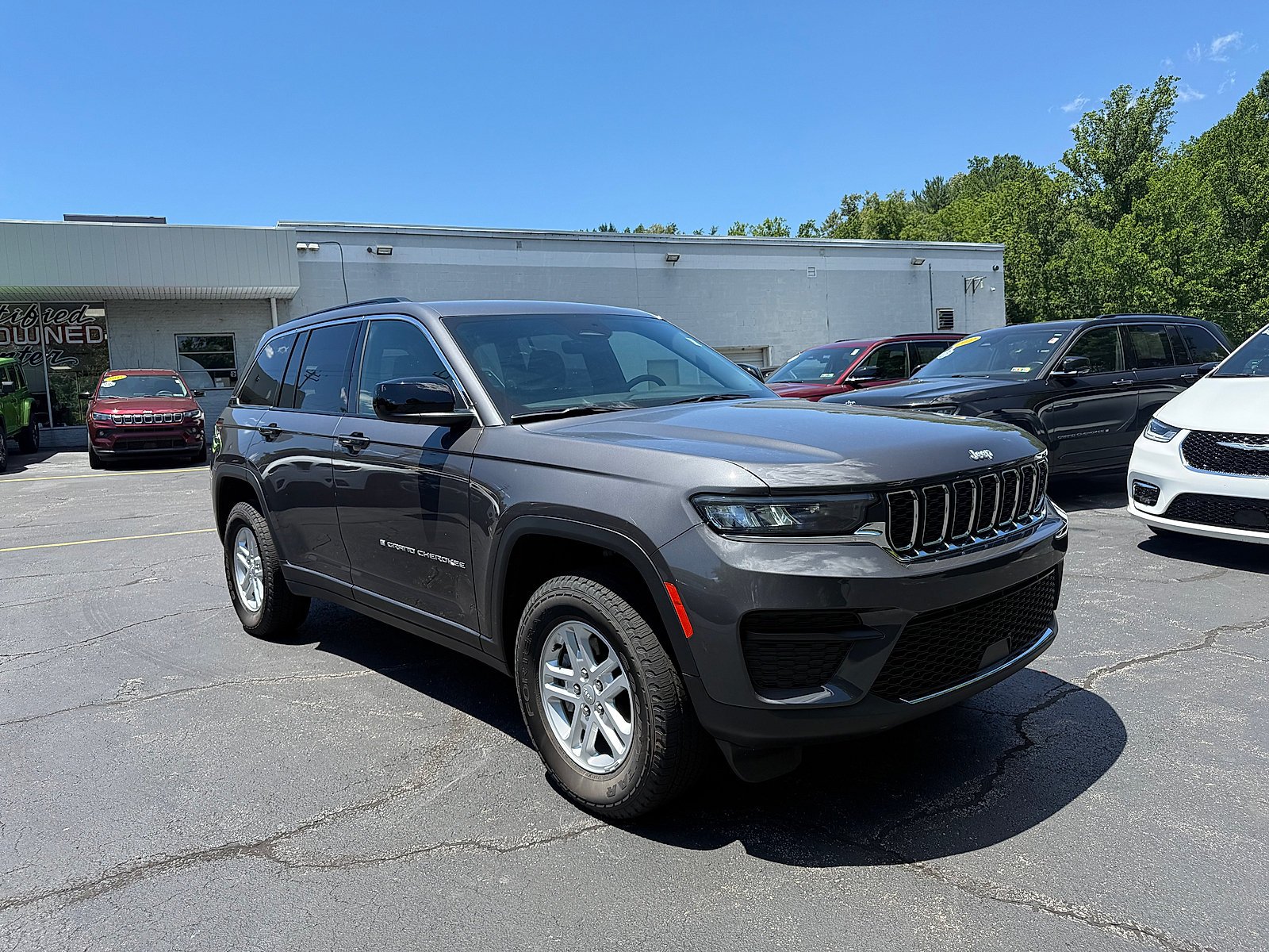 Used 2025 Baltic Gray Metallic Clearcoat Jeep Laredo image 7