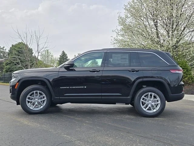 New 2026 Diamond Black Crystal Pearlcoat Jeep Laredo X image 27