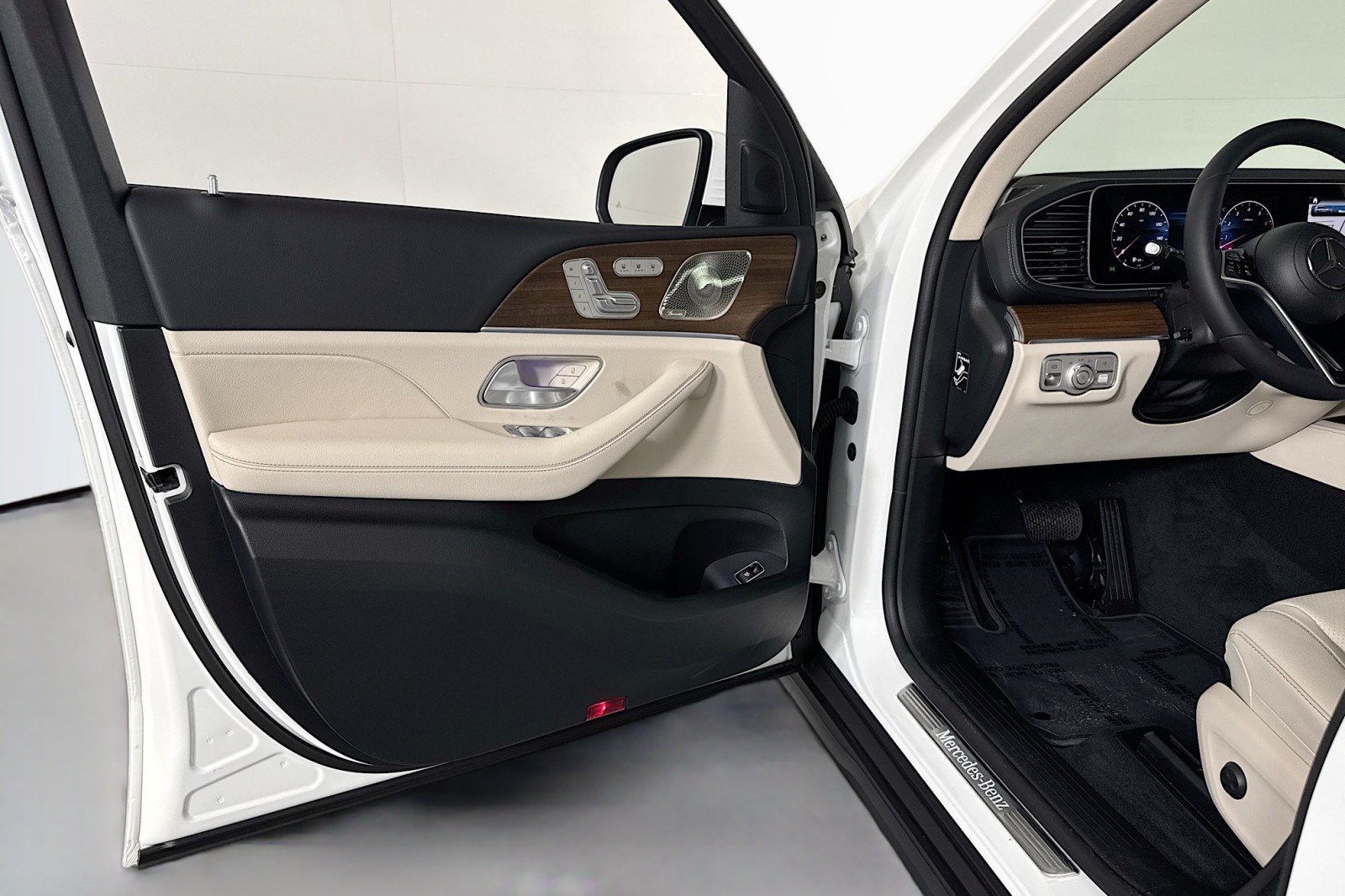 New 2026 Polar White Mercedes-Benz GLS 450 4MATIC® SUV image 21
